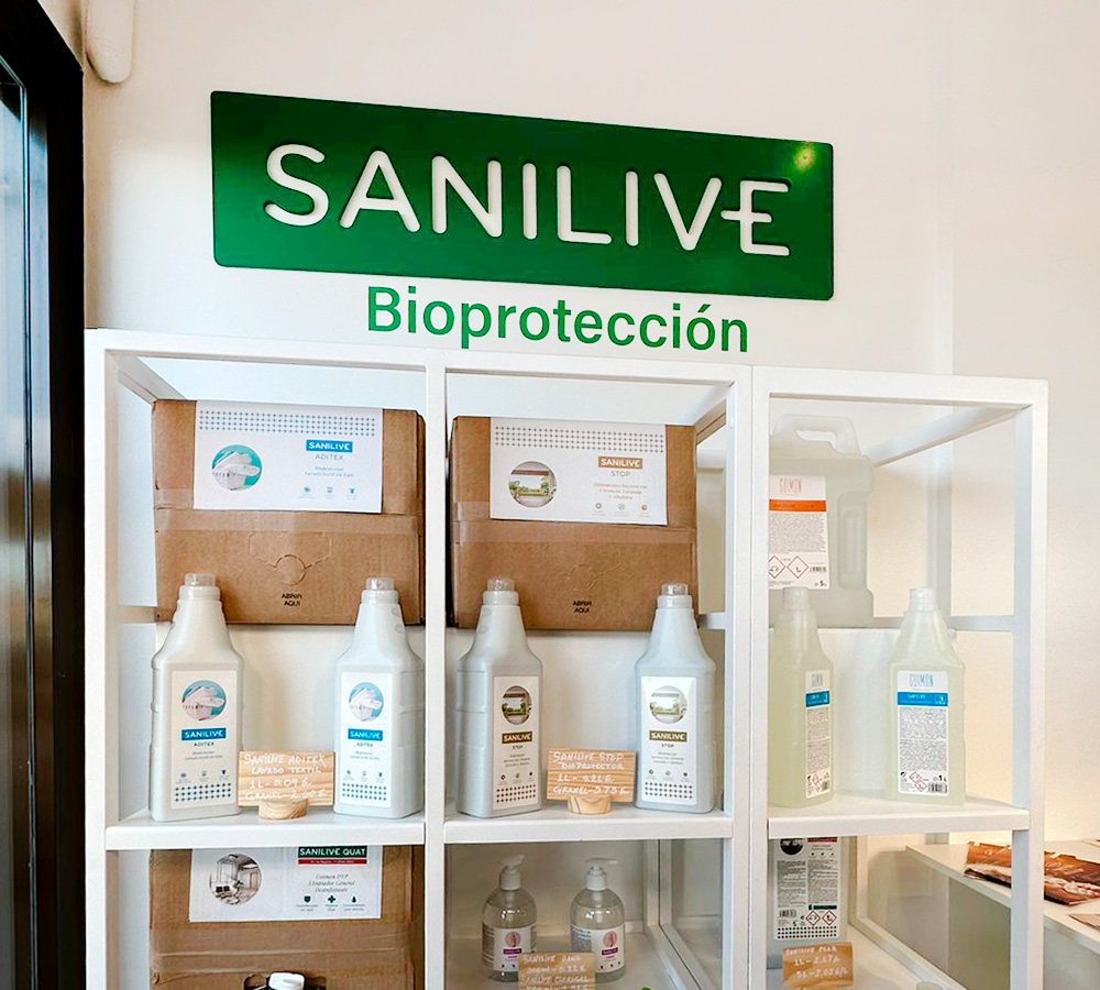 Fotografía de los productos Sanilive con experiencia en productos de limpieza y desinfección en Ibiza